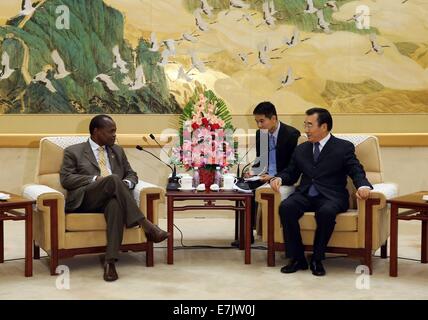 Peking, China. 19. Sep, 2014. Zhang Qingli (R), stellvertretender Vorsitzender und Generalsekretär des Nationalkomitees der politischen Konsultativkonferenz des chinesischen Volkes erfüllt mit einer Grenadian Delegation der neuen Nationalpartei unter der Leitung des stellvertretenden Ministerpräsidenten Elvin Nimrod in Peking, Hauptstadt von China, 19. September 2014. © Liu Weibing/Xinhua/Alamy Live-Nachrichten Stockfoto