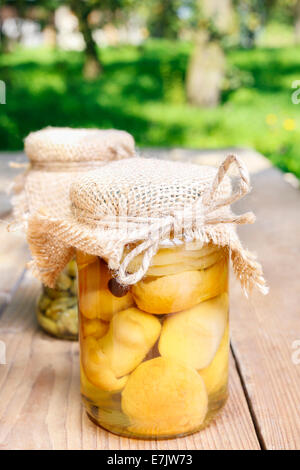 Gläser Marmelade auf Holztisch im Garten. Herbst Teller Stockfoto