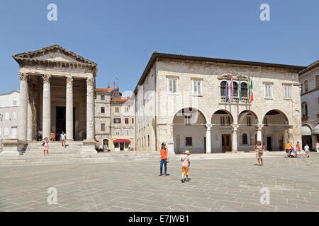 Tempel der Roma und Augustus und venezianischen Rathaus, Pula, Istrien, Kroatien Stockfoto