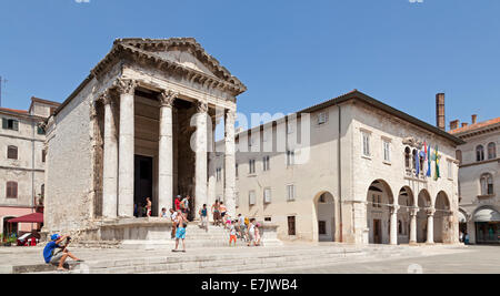 Tempel der Roma und Augustus und venezianischen Rathaus, Pula, Istrien, Kroatien Stockfoto