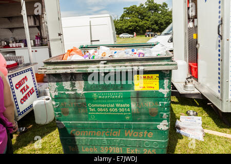 Lauch & Bezirk zeigen, Staffordshire, England, Großbritannien, 2014. Gewerbliche Abfälle entsorgen bin voller Müll, im Freiland. Stockfoto