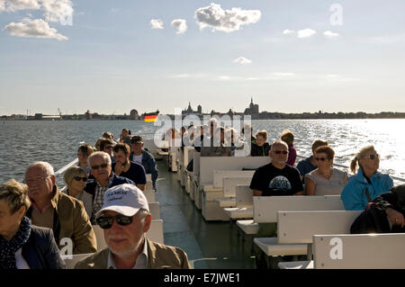 Passagiere an Deck der Fähre zwischen Stralsund und Altefähr auf Rügen, Mecklenburg Western Pomerania, Deutschland. Stockfoto