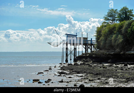 Garnelenfischerei Hütten (Carrelets) an der Mündung der Gironde, Charente Maritime, Poitou-Charentes, Frankreich Stockfoto