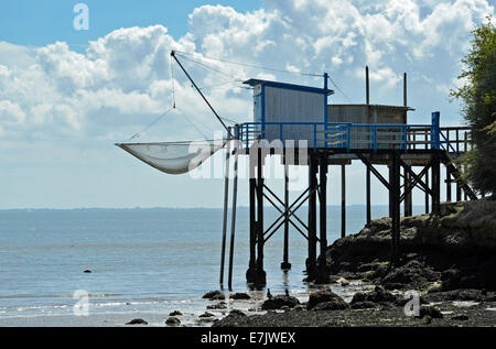 Garnelenfischerei Hütten (Carrelets) an der Mündung der Gironde, Charente Maritime, Poitou-Charentes, Frankreich Stockfoto