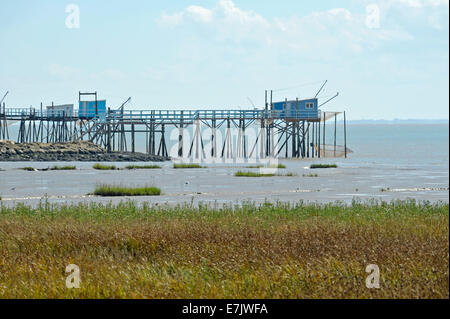 Garnelenfischerei Hütten (Carrelets) an der Mündung der Gironde in Talmont - Sur-Gironde, Charente Maritime, Poitou-Charentes, Frankreich Stockfoto