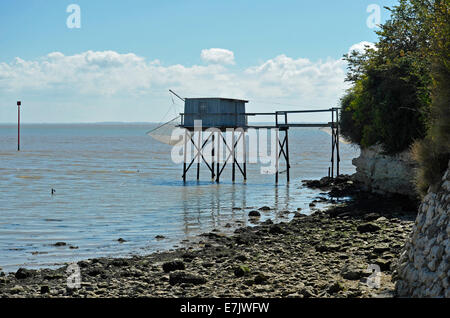 Garnelenfischerei Hütten (Carrelets) an der Mündung der Gironde in Talmont-Sur-Gironde, Charente Maritime, Poitou-Charentes, Frankreich Stockfoto