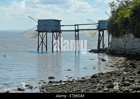 Garnelenfischerei Hütten (Carrelets) an der Mündung der Gironde in Talmont-Sur-Gironde, Charente Maritime, Poitou-Charentes, Frankreich Stockfoto