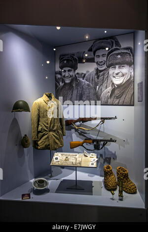 Russische Uniform und Waffen im Kriegsmuseum Bastogne über Weltkrieg zwei Ardennenoffensive in den belgischen Ardennen, Belgien Stockfoto