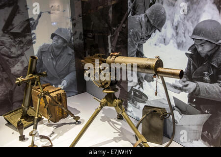 Amerikanische M1917 Browning Machine Gun und M2 Mörtel in Bastogne Kriegsmuseum von Weltkrieg zwei, Ardennen, Belgien Stockfoto