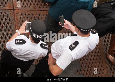 Die Polizei benutzte im August Mobiltelefone in Bournemouth, Dorset, Großbritannien Stockfoto