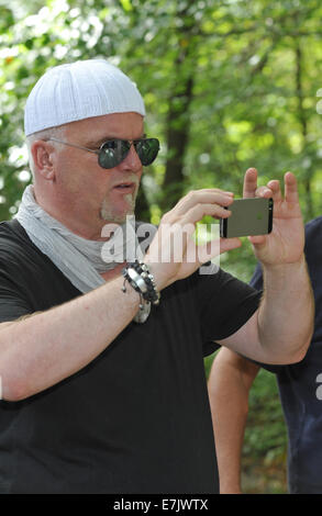 München, Deutschland. 19. Sep, 2014. Österreichische Sängerin DJ Ötzi stellt während der Präsentation der Tour "Das Fest der Feste 2015 - sterben-Party Geht Weiter!" (Das Fest der feste 2015 - die Party geht weiter) am englischen Garten in München, 19. September 2014. Die Show tourt 30 Deutsche Städten Januar bis Mai 2015. Foto: Ursula Düren/Dpa/Alamy Live News Stockfoto