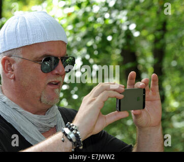 München, Deutschland. 19. Sep, 2014. Österreichische Sängerin DJ Ötzi stellt während der Präsentation der Tour "Das Fest der Feste 2015 - sterben-Party Geht Weiter!" (Das Fest der feste 2015 - die Party geht weiter) am englischen Garten in München, 19. September 2014. Die Show tourt 30 Deutsche Städten Januar bis Mai 2015. Foto: Ursula Düren/Dpa/Alamy Live News Stockfoto