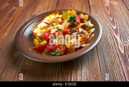 Ei in einem Loch ist Frühstückskarte mit Tomaten und Paprika Stockfoto