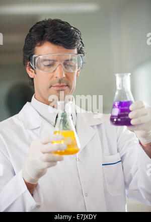 Wissenschaftler untersuchen Fläschchen mit verschiedenen Chemikalien Stockfoto