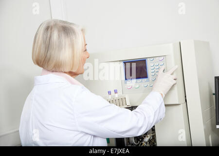 Wissenschaftler mit Proben Analyzer im Labor in Betrieb Stockfoto