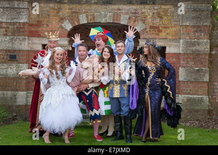 Die Besetzung in Bromley Churchill Theater Pantomime Sleeping Beauty Press Launch Stockfoto