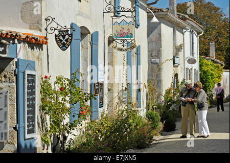 Charmante alte Straße in Talmont-Sur-Gironde, Charente Maritime, Poitou-Charentes, Frankreich Stockfoto