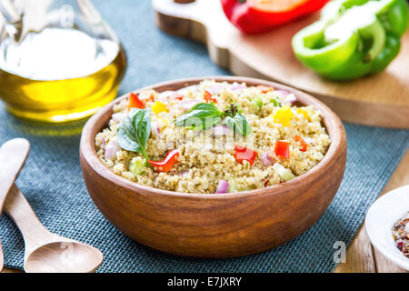 Quinoa mit Paprika und Fenchel-Salat in Holz Schüssel Stockfoto