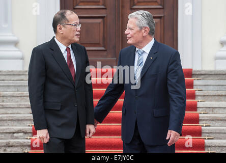 Berlin, Deutschland. 19. Sep, 2014. Deutscher Präsident Joachim Gauck (L) erhält Präsident der Philippinen Benigno Aquino III. im Schloss Bellevue in Berlin, Deutschland, 19. September 2014. Foto: Paul Zinken/Dpa/Alamy Live News Stockfoto