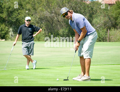 Dana Point, Kalifornien, USA. 7. Sep, 2014. -Teemu Selänne einrichtet und putts auf dem 5. grün bei der Monarch Beach Golf Links in Dana Point, Kalifornien am Sonntagmorgen, 7. September 2014. ---Anaheim Ente Mannschaftskapitän Ryan Getzlaf veranstaltete die 4. jährliche Getzlaf Golf Shootout auf der Monarch Beach Golf Links am Sonntag. Der Vorteil wird ein Heilmittel für Duchenne-Muskeldystrophie, ein Muskelschwund-Krankheit bewirken 1 bei jeder 3.500 jungen finanzieren. © David Bro/ZUMA Draht/Alamy Live-Nachrichten Stockfoto