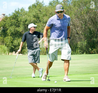 Dana Point, Kalifornien, USA. 7. Sep, 2014. -Teemu Selänne einrichtet und putts auf dem 5. grün bei der Monarch Beach Golf Links in Dana Point, Kalifornien am Sonntagmorgen, 7. September 2014. ---Anaheim Ente Mannschaftskapitän Ryan Getzlaf veranstaltete die 4. jährliche Getzlaf Golf Shootout auf der Monarch Beach Golf Links am Sonntag. Der Vorteil wird ein Heilmittel für Duchenne-Muskeldystrophie, ein Muskelschwund-Krankheit bewirken 1 bei jeder 3.500 jungen finanzieren. © David Bro/ZUMA Draht/Alamy Live-Nachrichten Stockfoto