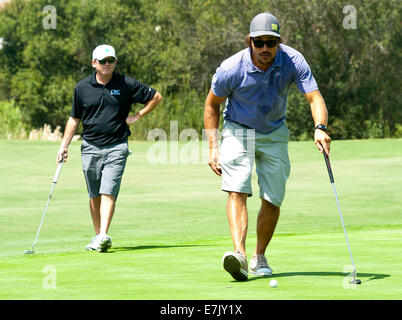 Dana Point, Kalifornien, USA. 7. Sep, 2014. -Teemu Selänne einrichtet und putts auf dem 5. grün bei der Monarch Beach Golf Links in Dana Point, Kalifornien am Sonntagmorgen, 7. September 2014. ---Anaheim Ente Mannschaftskapitän Ryan Getzlaf veranstaltete die 4. jährliche Getzlaf Golf Shootout auf der Monarch Beach Golf Links am Sonntag. Der Vorteil wird ein Heilmittel für Duchenne-Muskeldystrophie, ein Muskelschwund-Krankheit bewirken 1 bei jeder 3.500 jungen finanzieren. © David Bro/ZUMA Draht/Alamy Live-Nachrichten Stockfoto