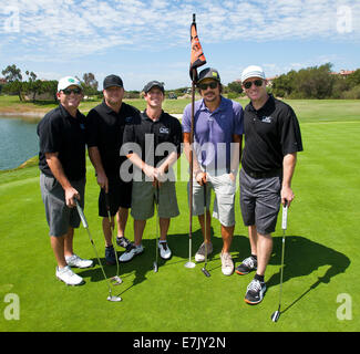 Dana Point, Kalifornien, USA. 7. Sep, 2014. -Teemu Selänne steht mit Teamkollegen am 5. grün bei der Monarch Beach Golf Links in Dana Point, Kalifornien am Sonntagmorgen, 7. September 2014. ---Anaheim Ente Mannschaftskapitän Ryan Getzlaf veranstaltete die 4. jährliche Getzlaf Golf Shootout auf der Monarch Beach Golf Links am Sonntag. Der Vorteil wird ein Heilmittel für Duchenne-Muskeldystrophie, ein Muskelschwund-Krankheit bewirken 1 bei jeder 3.500 jungen finanzieren. © David Bro/ZUMA Draht/Alamy Live-Nachrichten Stockfoto