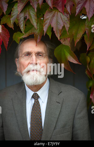 Senior woman Portrait mit wildem Wein Stockfoto