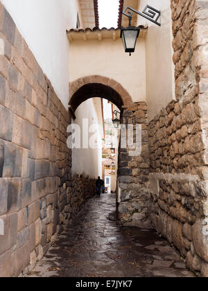 Wände aus Stein in einer engen Straße - Cusco, Peru Stockfoto