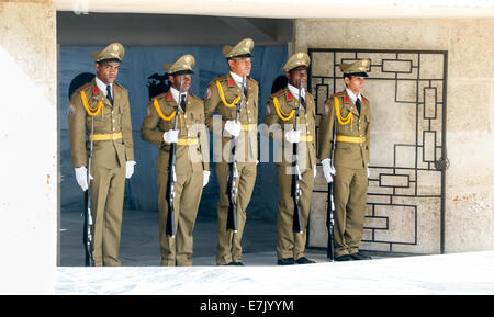 Wachen, während die Wachablösung am Mausoleum von José Martí auf dem Cementerio Santa Ifigenia in Santiago De Cuba Stockfoto