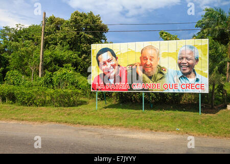 [Nur zur redaktionellen Verwendung] Die Porträts von Hugo Chávez, Fidel Castro und Nelson Mandela auf einem politischen Plakat in Kuba Stockfoto