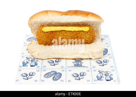 Holländische Krokette Sandwich mit Senf auf einer Serviette vor weißem Hintergrund Stockfoto
