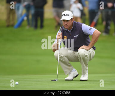 Newport, Wales. 19. Sep, 2014. ISPS Handa Wales Open Golf. Tag2. Lee Westwood reiht sich seinen Putt Credit: Action Plus Sport/Alamy Live News Stockfoto