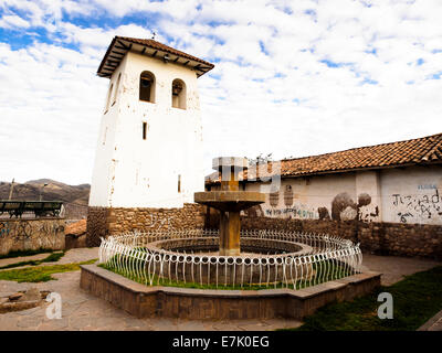 Glockenturm der Kirche Santa Ana und Brunnen in Santa Ana Platz - Cusco, Peru Stockfoto