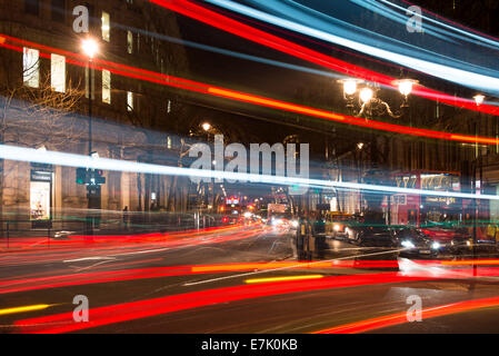 Lichtspuren von vorbeifahrenden Verkehr in London Stockfoto