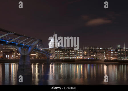 St. Pauls Cathedral beleuchtet in der Nacht mit der Millennium Bridge im Vordergrund Stockfoto