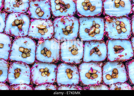 Querschnitt durch bunte rosa und weißen Turkish Delight Stockfoto