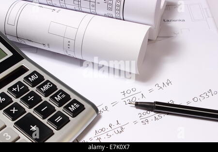 Schaltpläne, Taschenrechner und mathematische Berechnungen für Projekt gerollt, Zeichnungen für die Projekte Ingenieur jobs Stockfoto