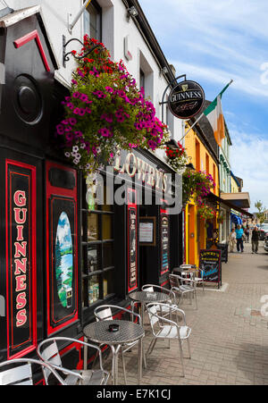Geschäfte und Kneipen an der Market Street im Zentrum Stadt Clifden, Connemara, County Galway, Irland Stockfoto