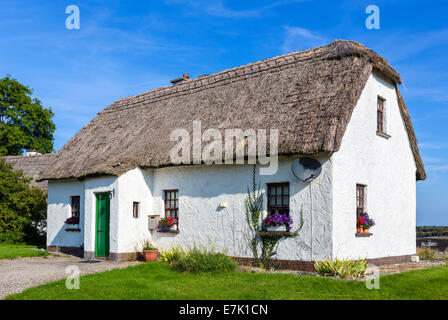 Traditionellen Reetdachhaus auf Dunguaire auf Bucht von Galway, County Galway, Irland Stockfoto