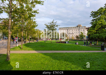 Am frühen Abend in Eyre Square, mit Blick auf das Hotel Meyrick, Stadt Galway, County Galway, Irland Stockfoto