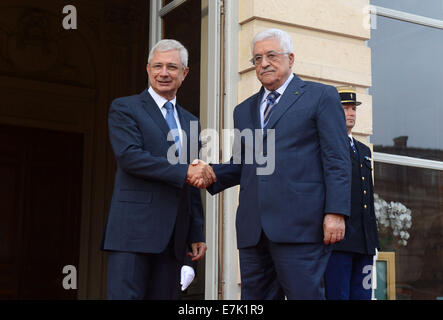 Paris, Paris, Frankreich. 19. Sep, 2014. Präsident des französischen nationalen Versammlung Claude Bartolone begrüßt palästinensischen Präsidenten Mahmoud Abbas am 19. September 2014 in Paris, im Rahmen des zweitägigen Besuch Abbas in Frankreich. Abbas ist in Paris, bevor Sie sich nach New York, wo er der UN-Generalversammlung, öffnet am 24. September, sein Sprecher Nabil Abu Rudeina Credit sagte teilnehmen werden: Thaer Ganaim/APA Bilder/ZUMA Draht/Alamy Live News Stockfoto