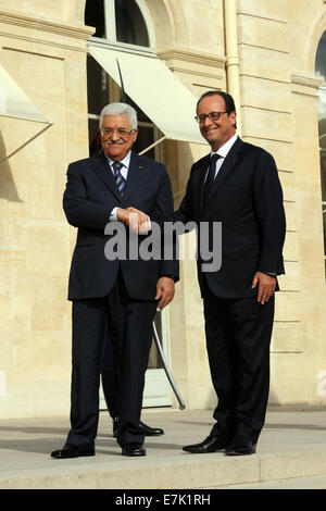 Paris, Paris, Frankreich. 19. Sep, 2014. Französische Präsident Francois Hollande begrüßt palästinensischen Präsidenten Mahmoud Abbas im Elysee Präsidentenpalast vor ihrem Treffen am 19. September 2014 in Paris, als Teil von Abbas zweitägigen Besuch in Frankreich. Abbas ist in Paris, bevor Sie sich nach New York, wo er der UN-Generalversammlung, öffnet am 24. September, sein Sprecher Nabil Abu Rudeina Credit sagte teilnehmen werden: Thaer Ganaim/APA Bilder/ZUMA Draht/Alamy Live News Stockfoto