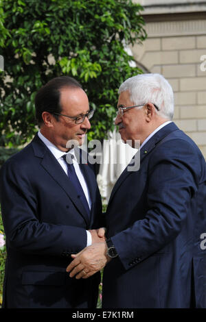 Paris, Paris, Frankreich. 19. Sep, 2014. Französische Präsident Francois Hollande begrüßt palästinensischen Präsidenten Mahmoud Abbas im Elysee Präsidentenpalast vor ihrem Treffen am 19. September 2014 in Paris, als Teil von Abbas zweitägigen Besuch in Frankreich. Abbas ist in Paris, bevor Sie sich nach New York, wo er der UN-Generalversammlung, öffnet am 24. September, sein Sprecher Nabil Abu Rudeina Credit sagte teilnehmen werden: Thaer Ganaim/APA Bilder/ZUMA Draht/Alamy Live News Stockfoto