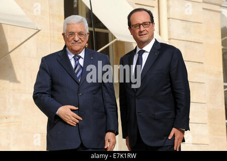 Paris, Paris, Frankreich. 19. Sep, 2014. Französische Präsident Francois Hollande begrüßt palästinensischen Präsidenten Mahmoud Abbas im Elysee Präsidentenpalast vor ihrem Treffen am 19. September 2014 in Paris, als Teil von Abbas zweitägigen Besuch in Frankreich. Abbas ist in Paris, bevor Sie sich nach New York, wo er darf der UN-Generalversammlung antreten, öffnet am 24. September, sein Sprecher Nabil Abu Rudeina sagte © Thaer Ganaim/APA Bilder/ZUMA Draht/Alamy Live News Stockfoto