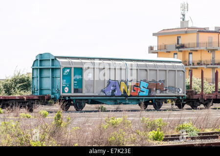 Eisenbahnwaggon am Bahnhof Stockfoto