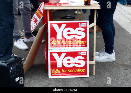 George Square, Glasgow, Schottland, Großbritannien, Freitag, 19. September 2014. Am Tag nachdem Schottland im Unabhängigkeitsreferendum abgestimmt hatte, versammeln sich Ja-Unterstützer auf dem George Square im Stadtzentrum von Glasgow. Stockfoto