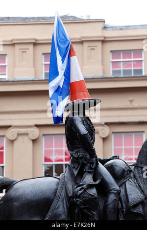 Royal Exchange Square, Glasgow, Schottland, Großbritannien, Freitag, 19. September 2014. Am Tag nach der Abstimmung in Schottland im Unabhängigkeitsreferendum wird die Statue des Duke of Wellington auf dem Royal Exchange Square neben dem üblichen Verkehrskegel mit einer Schottland-Flagge geschmückt. Stockfoto