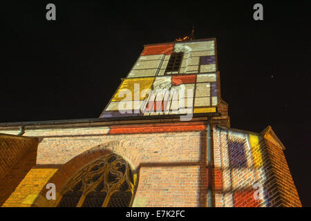 Jacobs-Kirche in Winterswijk in den Niederlanden in speziellen berühmte Künstler "Piet Mondriaan" Beleuchtung im zeitigen Frühjahr 2014. Stockfoto