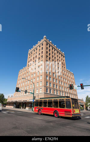 City-Bus, vorbei an den historischen Marcus Whitman Hotel im Zentrum von Walla Walla, Washington. Stockfoto